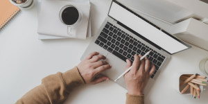 Groupe d'influenceurs créatifs discutant des tendances du e-commerce sur des appareils numériques
