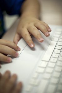 techniques de persuasion utilisées par influenceurs pour stimuler ventes