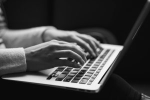 deux professionnels se serrant la main devant des icônes de réseaux sociaux illustrant le partenariat entre marques et influenceurs