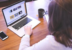 Femme influente partageant des astuces de monétisation en ligne sur son site e-commerce