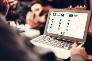 Comment éviter les litiges de livraison dans le e-commerce avec une image représentative d'un colis endommagé entouré d'icônes juridiques et d'e-commerce